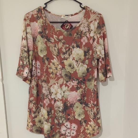 Floral Short Sleeve Women's Top - Picture 6 of 8